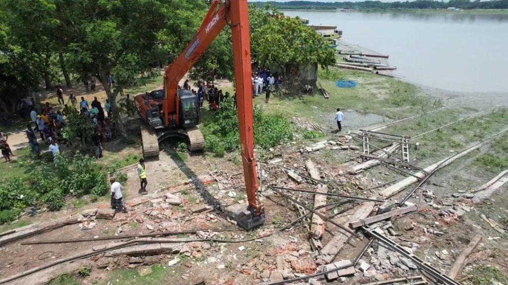 পটুয়াখালী লাউকাঠী নদীর দুই পাড়ে চলছে বিআইডব্লিউটিএ’র উচ্ছেদ অভিযান।