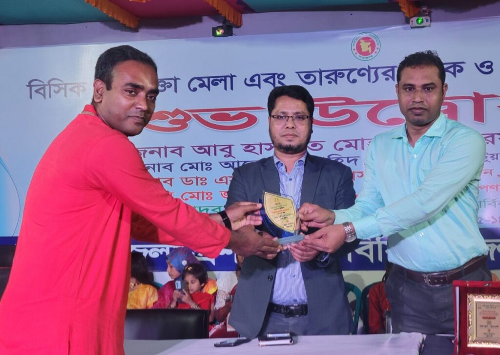 জুলাই বিপ্লবে সাহসী ভূমিকার জন্য ‘ডেমোক্রেসি অ্যাওয়ার্ড’ পেলেন খবর পটুয়াখালী’র সম্পাদকসহ ১৬ জন