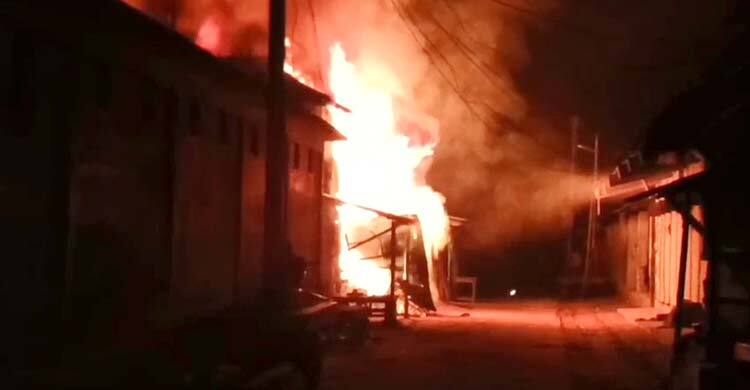 পটুয়াখালীর কলাপাড়ায় মধ্যরাতে পুড়ে ছাই বিএনপি কার্যালয়সহ ৫ দোকান