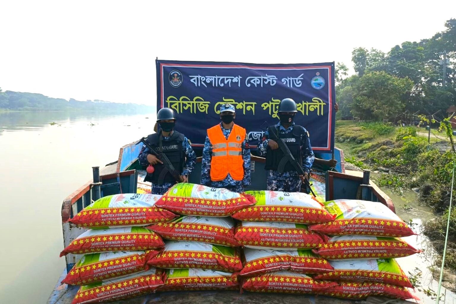 পটুয়াখালীতে ২১ টন ভারতীয় জিরাসহ কার্গো বোট জব্দ